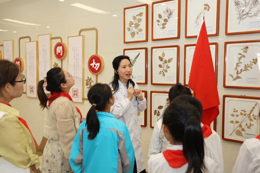 學(xué)生參觀武進(jìn)中醫(yī)藥文化科普宣傳教育基地.jpg